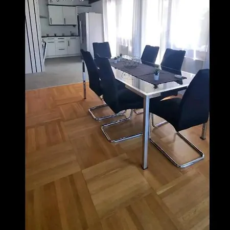 Avec Grand Jardin, Proche Du Centre-ville Villa